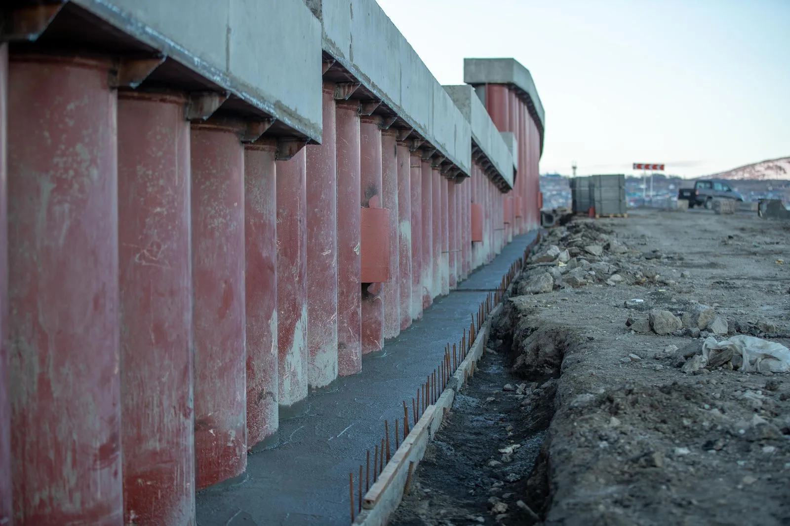 Stahlbeton-Stützen auf der Baustelle